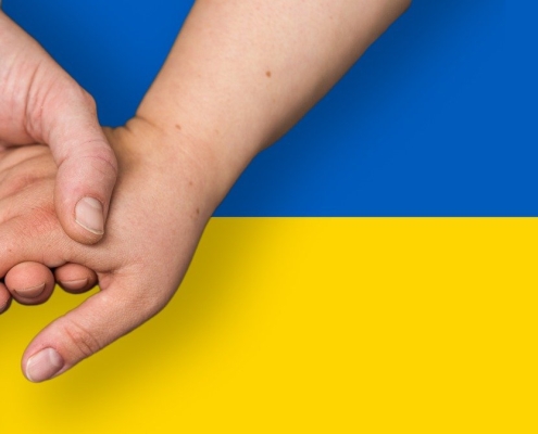 bambini profughi dall'Ucraina (https://pixabay.com/it/photos/bandiera-ucraina-bandiera-ucraina-7048909/, CC0, Pixabay License)