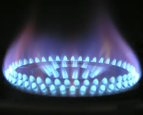 gas ed elettricità, CC0 Public demain, foto di Magnascan da Pixabay, https://pixabay.com/it/photos/fiamma-gas-fiamma-gas-blu-piccante-580342/