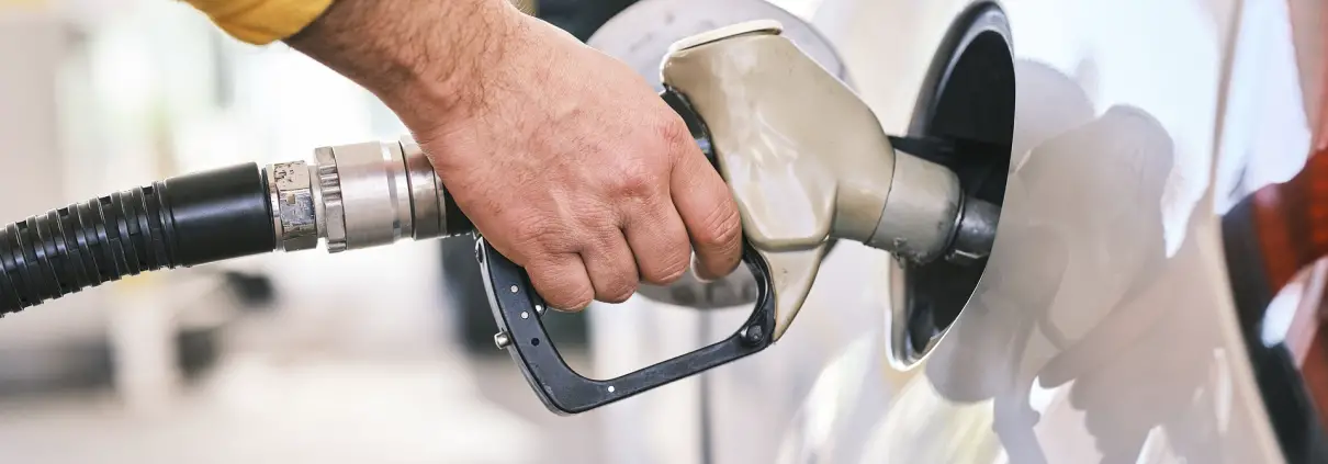 Carburante in aumento, previsti sconti (https://pixabay.com/it/photos/carburante-stazione-di-servizio-6999638/, CC0, Pixabay License)