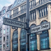 Friedrichstraße CC0 di ©kasman da Pixabay https://cdn.pixabay.com/photo/2018/05/26/22/51/germany-3432425_1280.jpg