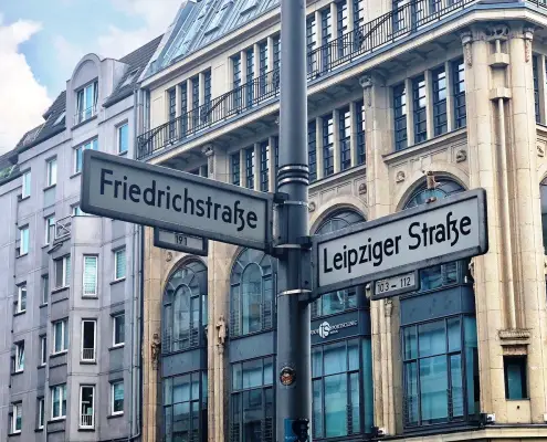 Friedrichstraße CC0 di ©kasman da Pixabay https://cdn.pixabay.com/photo/2018/05/26/22/51/germany-3432425_1280.jpg