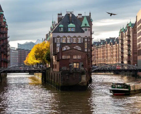 foto di Karsten Bergmann, da pixabay https://pixabay.com/de/photos/hamburg-speicherstadt-kanal-4570577/