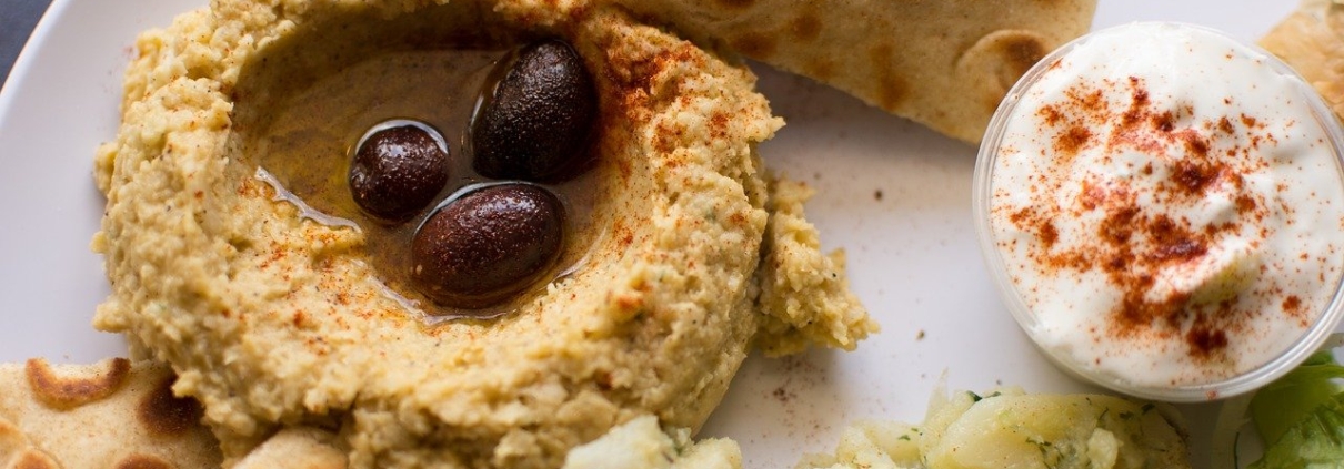 Hummus - Aleppo Supper Club da Pixabay ©jcvelis https://pixabay.com/de/photos/hummus-authentisch-griechisch-1649228/
