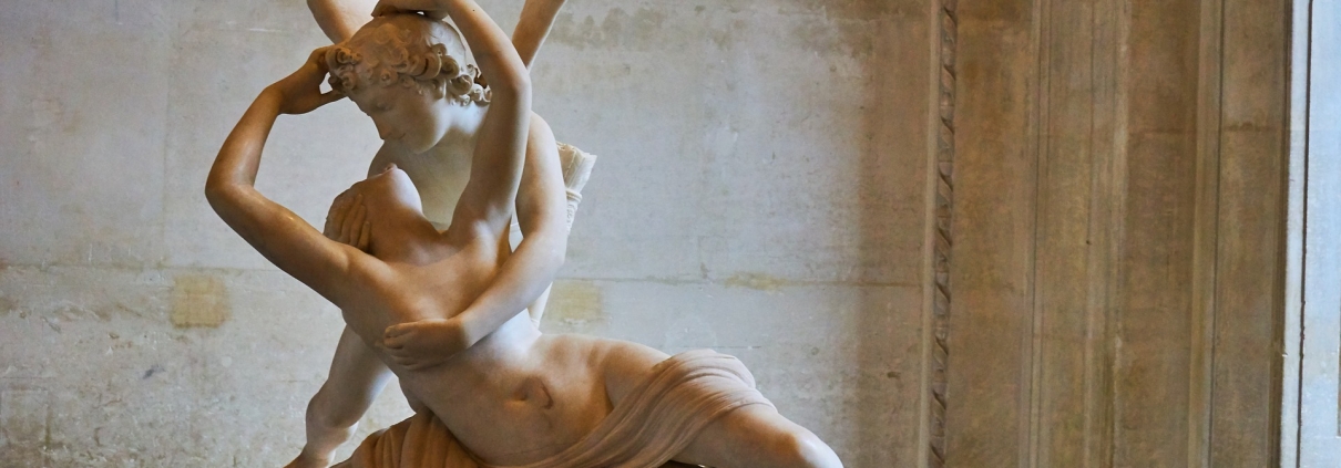 https://pixabay.com/it/photos/louvre-parigi-statua-museo-francia-2775451/, CC0,NakNakNak ,Pixabay
