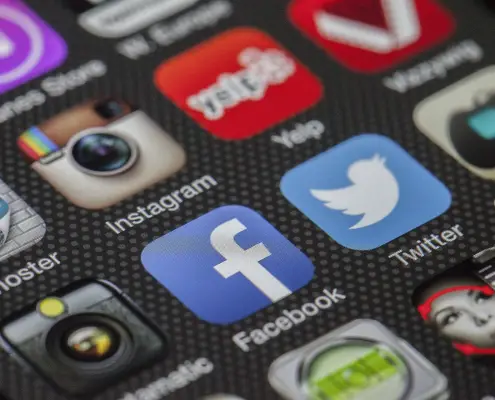 Influencer instagram (https://pixabay.com/it/photos/telefono-schermo-app-applicazioni-292994/ CC0 - LoboStudioHamburg)