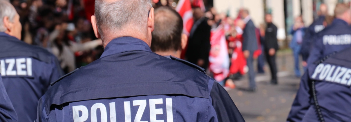 Polizia tedesca, https://pixabay.com/it/photos/polizei-deutschland-germany-police-3772469/, Pixabay Licence - CC 0.0, reportyorym