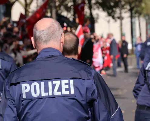 Polizia tedesca, https://pixabay.com/it/photos/polizei-deutschland-germany-police-3772469/, Pixabay Licence - CC 0.0, reportyorym