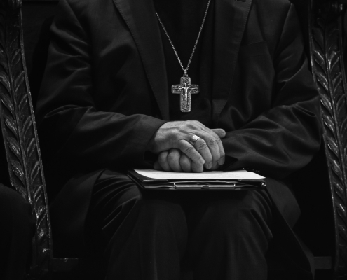 Scandalo cardinale Woelki (https://pixabay.com/it/photos/pronto-vicario-chiesa-religione-1153149/ - Pixabay License - CC 0)
