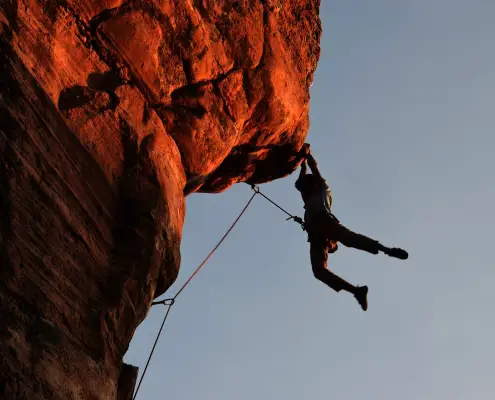 arrampicare, CCO Public demain, foto di wallace769 da Pixabay, https://pixabay.com/it/photos/arrampicata-su-roccia-free-climbing-2264698/