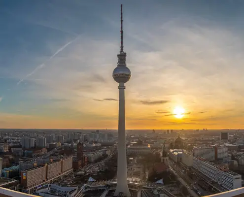 Vista della Fernsehturm in Alexanderplatz, https://pixabay.com/it/photos/la-torre-della-tv-4858167/, Bernardo UPloud, Pixabay Licence