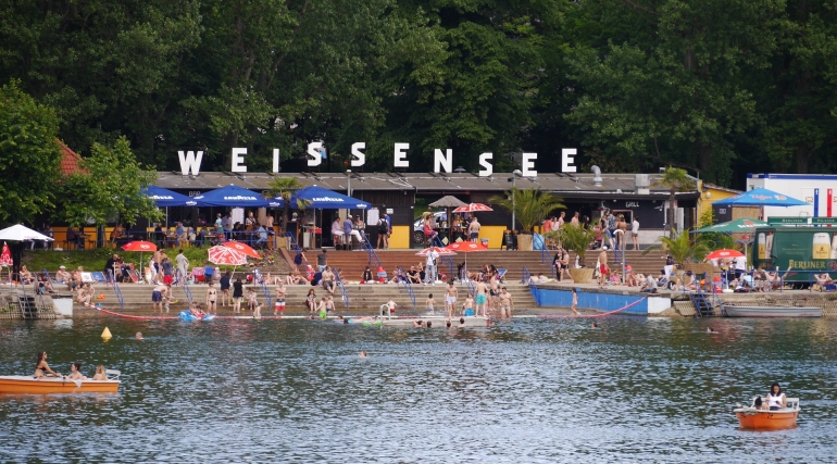 Weissensee, CC0, foto di samboep da pixabay https://pixabay.com/de/photos/weissensee-lake-lagoon-wasser-2472992/
