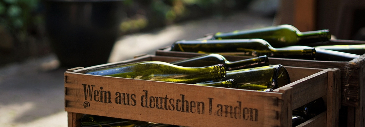 vini tedeschi, CC0, Public Domain, di felix_w, da Pixabay, https://pixabay.com/it/photos/di-legno-contenitore-di-vino-vino-3362108/