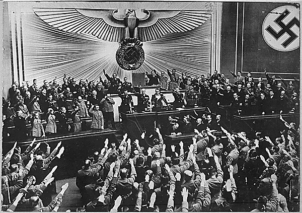 Hitler accepts the ovation of the Reichstag after announcing the "peaceful" acquisition of Austria, CC BY-SA 1.0 © di Office for Emergency Management, da Flickr https://live.staticflickr.com/191/442013961_98dc604453_z.jpg