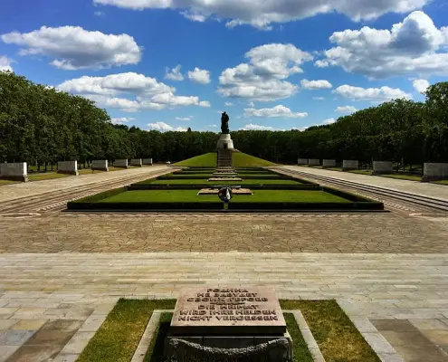memoriale, Creative Commons Attribution 3.0 Unported, foto di Chrissy85, da wikimedia https://commons.wikimedia.org/wiki/File:Sovjet_war_memorial_treptower_park_berlin.JPG