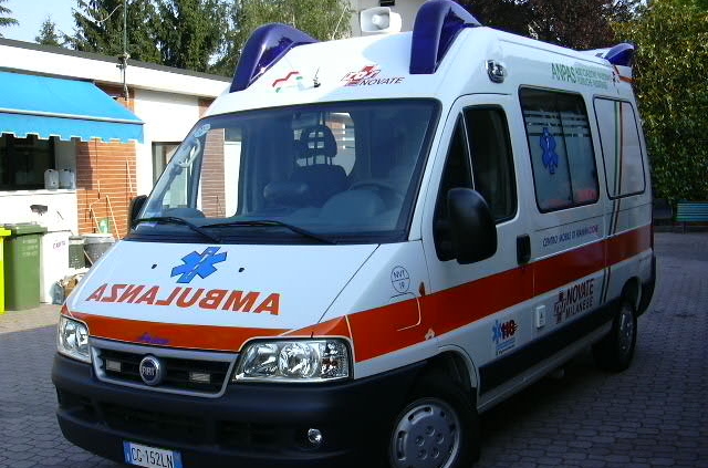 ambulanza CC BY-SA 3.0 di ©Davide_Oliva da Wikimedia Commons https://upload.wikimedia.org/wikipedia/commons/2/2c/Ambulanza.jpg?20060210071741