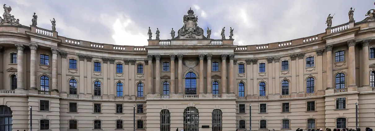 Università Humboldt - Master a Berlino, CC BY-SA 4.0, di NoRud da Wikimedia Commons, https://commons.wikimedia.org/wiki/File:Berlin_Humboldt-Universit%C3%A4t_Juristische_Fakult%C3%A4t.jpg