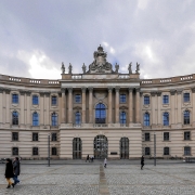 Master a Berlino, CC BY-SA 4.0, di NoRud da Wikimedia Commons, https://commons.wikimedia.org/wiki/File:Berlin_Humboldt-Universit%C3%A4t_Juristische_Fakult%C3%A4t.jpg