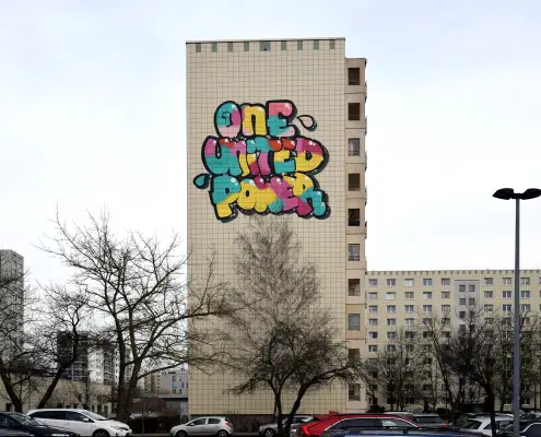 1UP graffiti, CC0, foto di Singlespeedfahrer, da commons.wikimedia, https://commons.wikimedia.org/wiki/File:Berlin_Mural_Fest_2019_1UP_Berlin-Marzahn_2v3.jpg