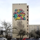 1UP graffiti, CC0, foto di Singlespeedfahrer, da commons.wikimedia, https://commons.wikimedia.org/wiki/File:Berlin_Mural_Fest_2019_1UP_Berlin-Marzahn_2v3.jpg