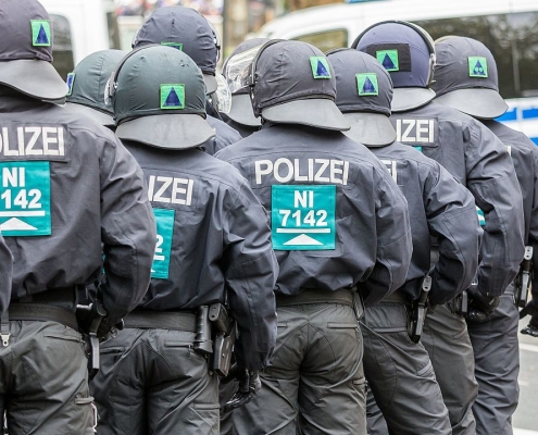 Polizia, CC BY-SA 4.0, © Raimond Spekking, da Wikimedia https://commons.wikimedia.org/wiki/File:Bundesparteitag_der_AfD_2017_K%C3%B6ln_-_rund_um_den_Heumarkt-2576.jpg#/media/File:Bundesparteitag_der_AfD_2017_K%C3%B6ln_-_rund_um_den_Heumarkt-2576.jpg