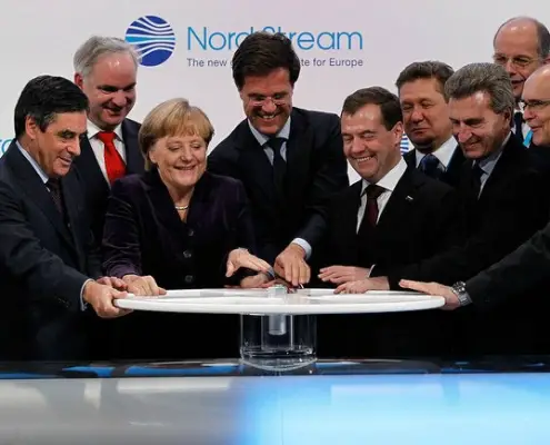 Cerimonia di inaugurazione del gasdotto Nord Stream con Angela Merkel, Dmitrij Medvedev, Mark Rutte e François Fillon ©Kremlin.ru CC4.0 da Wikipedia https://it.wikipedia.org/wiki/Nord_Stream#/media/File:Nord_Stream_ceremony.jpeg