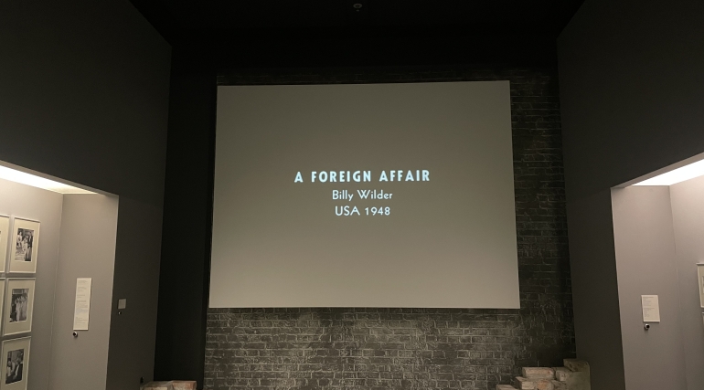 "A Foreign Affair": riproduzione di alcune parti del film in cui recita Marlene Dietrich
