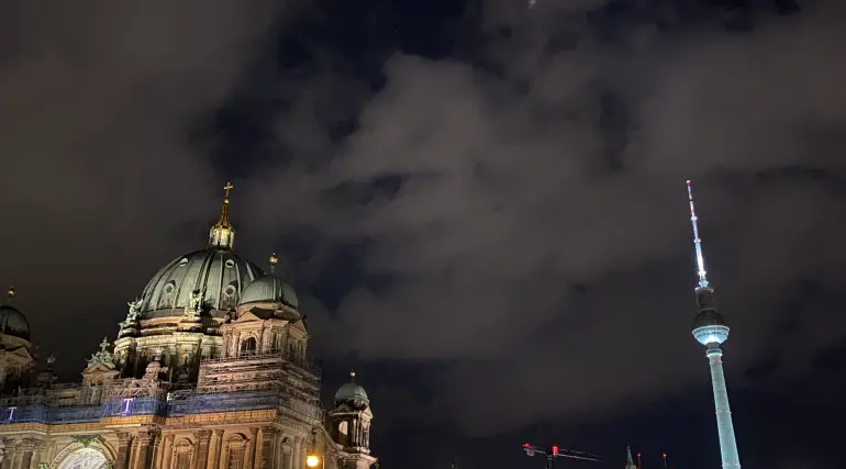 Duomo e la Fernsehturm di notte 