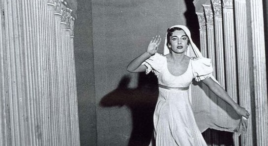 Maria Callas as Giulia in the Opera "La Vestale", by Gaspare Spontini, CC BY-SA 1.0 © di Teatro della Scala, da Wikimedia Commons, https://upload.wikimedia.org/wikipedia/commons/3/32/Maria_Callas_as_Guilia.jpg?20180109165903