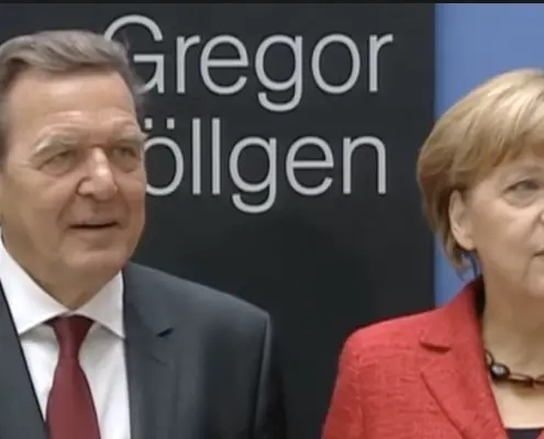 Gli ex Cancellieri Angela Merkel e Gerhard Schröder - Screenshot da YouTube https://www.youtube.com/watch?v=N1lxSmuNqQs