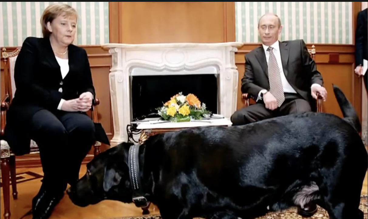 Angela Merkel e Vladimir Putin - Screenshot da YouTube https://www.youtube.com/watch?v=CBCDd6LUneg