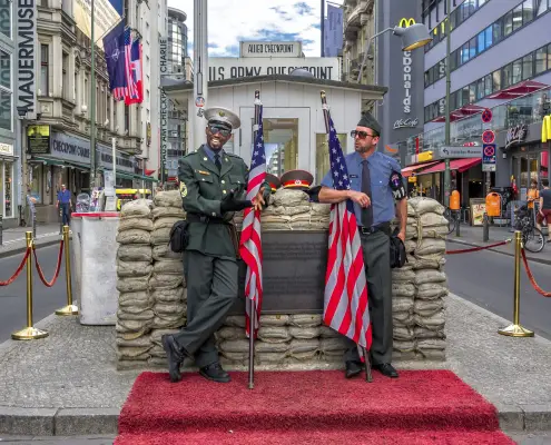 foto di pcjvdwiel, da pixabay https://pixabay.com/de/photos/checkpoint-charlie-berlin-4394712/