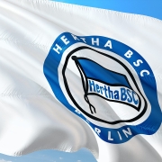 Hertha BSC Verein CC0 di ©jorono da Pixabay https://pixabay.com/it/photos/striscione-bandiera-logo-calcio-2972125/