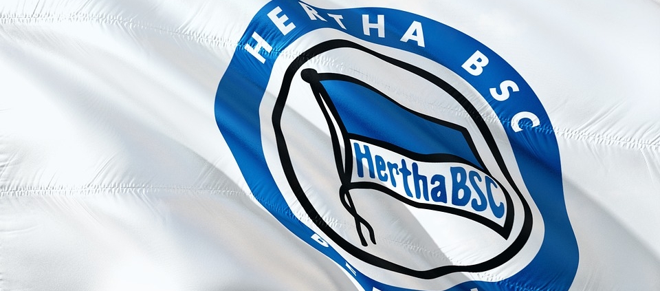 Hertha BSC Verein CC0 di ©jorono da Pixabay https://pixabay.com/it/photos/striscione-bandiera-logo-calcio-2972125/
