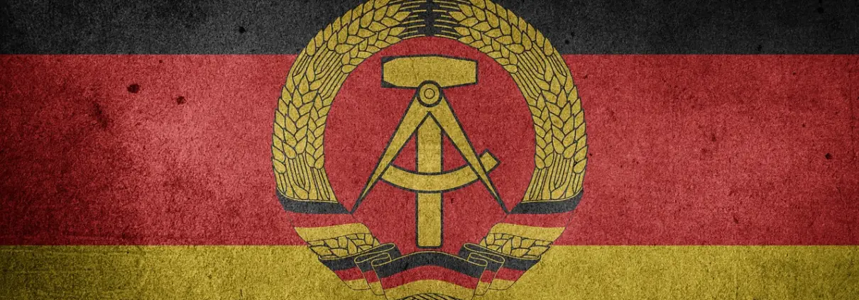 Bandiera DDR - Repubblica democratica tedesca da Pixabay ©Chickenonline https://pixabay.com/de/illustrations/flagge-historische-flagge-1361400/