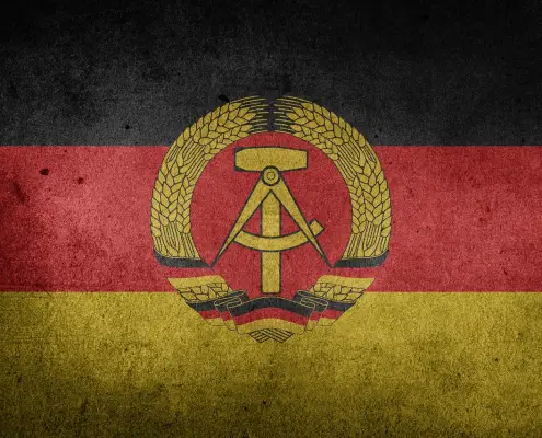 Bandiera DDR - Repubblica democratica tedesca da Pixabay ©Chickenonline https://pixabay.com/de/illustrations/flagge-historische-flagge-1361400/