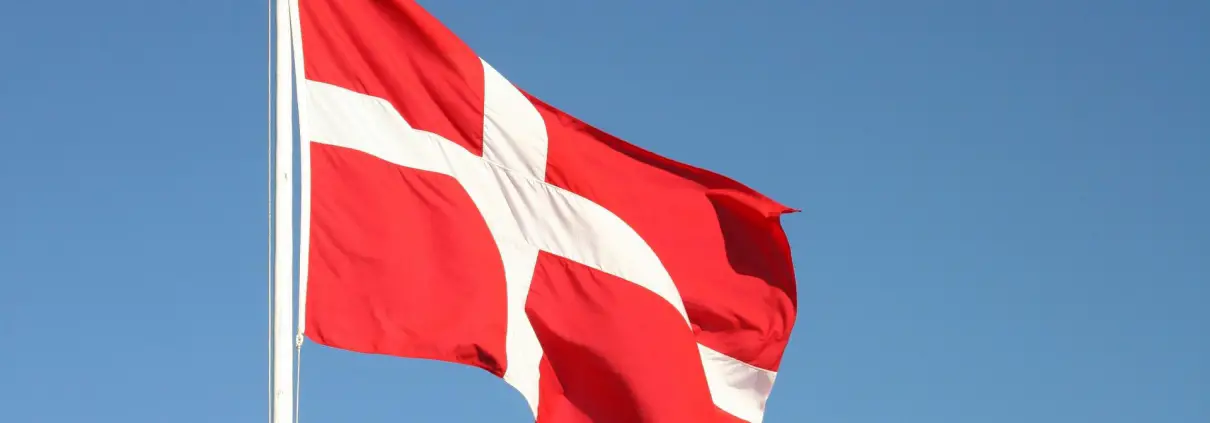 Danimarca nucleare, CCO Public demain, foto di torben7400 da Pixabay, https://pixabay.com/it/photos/bandiera-dannebrog-danimarca-dansk-667467/