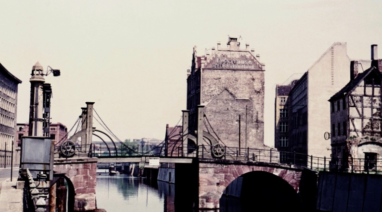 Nikolaiviertel nel 1955. Il ponte mostrato è stato costruito nel XVII secolo come Spreegassenbrücke, oggi conosciuto come                                   Jungfernbrücke, ed è il ponte più antico di Berlino. Foto: immagini imago/Gerhard Leber