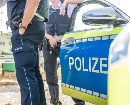 Crimini - polizia, CC0, foto di Monkey7, da pixabay https://pixabay.com/de/photos/polizei-deutsche-polizei-polizeiauto-5036059/