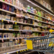 Reparto latticini in un supermercato CC0 di ©Tumisu da Pixabay https://pixabay.com/it/photos/supermercato-carrello-shopping-5202138/