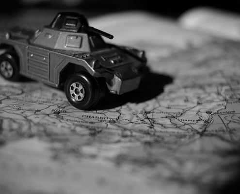 Carro armato CC0 di ©Joa70 da Pixabay https://pixabay.com/it/photos/carro-armato-carta-geografica-guerra-7038840/