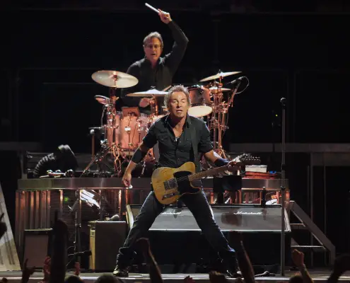 Bruce Springsteen live ©Craig ONeal - The Boss~Live! da Wikipedia CC2.0 https://it.wikipedia.org/wiki/Bruce_Springsteen#/media/File:Bruce_Springsteen_20080815.jpg