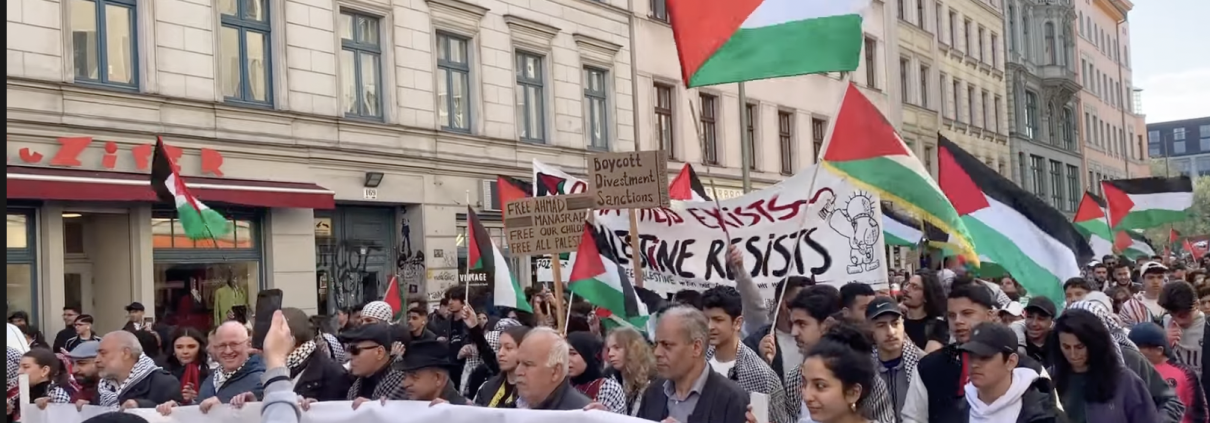 Manifestazione pro-Palestina a Berlino - Screenshot da Youtube https://www.youtube.com/watch?v=hSs98j3hIOE