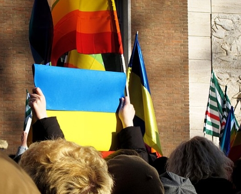 Ukrainian colours sign at peace rally - Mestre, Venezia, Veneto, Italy 2022-02-26, Mænsard vokser, Creative Commons Attribution-Share Alike 4.0, https://commons.wikimedia.org/w/index.php?search=Ucraina+bandiera&title=Special:MediaSearch&go=Go&type=image