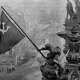 Vittoria sovietica sulla Germania nazista © Yevgeny Khaldei da Wikipedia CC4.0 https://it.wikipedia.org/wiki/Battaglia_di_Berlino#/media/File:Raising_a_flag_over_the_Reichstag_2.jpg