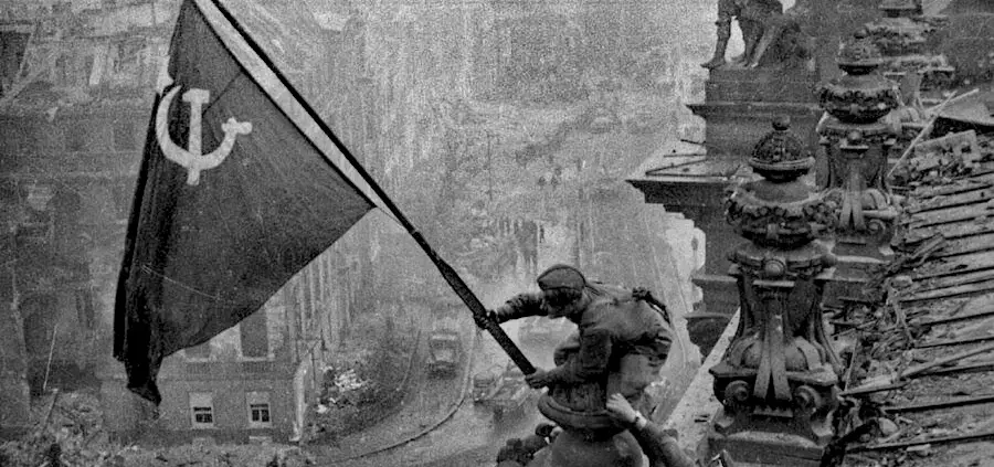 Vittoria sovietica sulla Germania nazista © Yevgeny Khaldei da Wikipedia CC4.0 https://it.wikipedia.org/wiki/Battaglia_di_Berlino#/media/File:Raising_a_flag_over_the_Reichstag_2.jpg