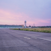 Tempelhof, CC0, Jonas Tebbe da unsplash https://unsplash.com/photos/S8cqw0wP7p0