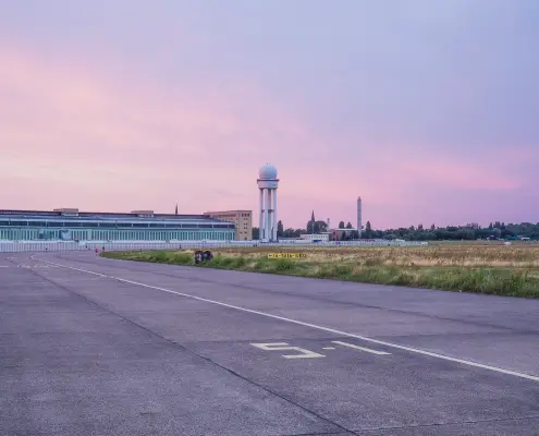 Tempelhof, CC0, Jonas Tebbe da unsplash https://unsplash.com/photos/S8cqw0wP7p0
