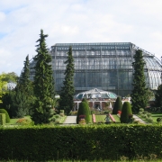 Orto botanico di Berlino - bomba inesplosa ©Pismire da Wikipedia CC3.0 https://commons.wikimedia.org/wiki/File:Gewaechshaus_Botanischer_Garten_Berlin.jpg
