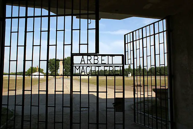Poort van Concentratiekamp Sachsenhausen Oranienburg Duitsland Tekst Arbeit Macht Frei, Roger Veringmeier, Creative Commons Attribution-Share Alike 4.0, https://commons.wikimedia.org/w/index.php?search=Sachsenhausen+concentration+camp&title=Special:MediaSearch&type=image