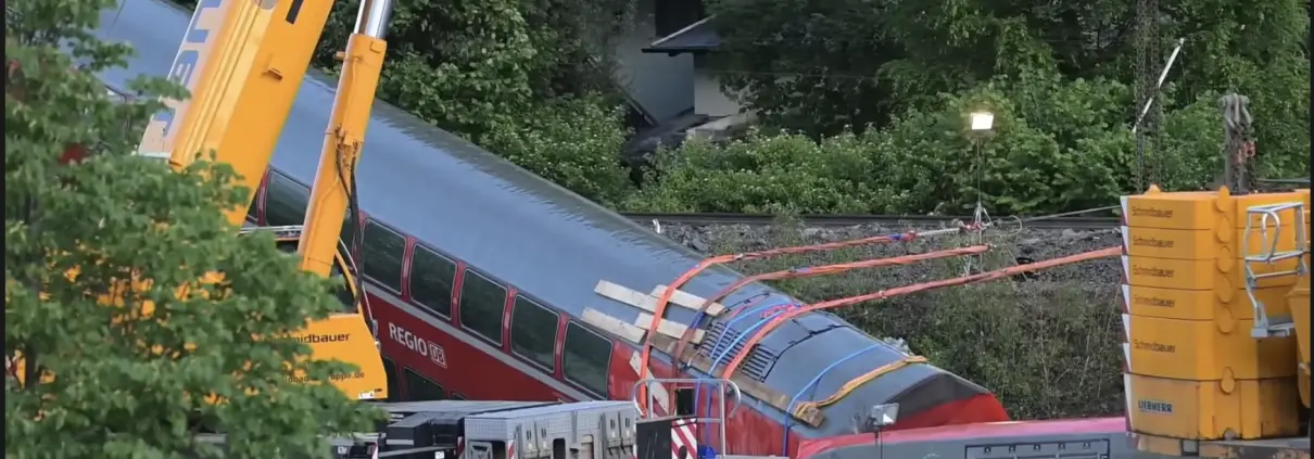 Deragliamento treno sud della Germania - Screenshot da YouTube https://www.youtube.com/watch?v=f0AXlgYPzaI